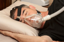На фото: традиционное лечение апноэ с помощью аппарата CPAP